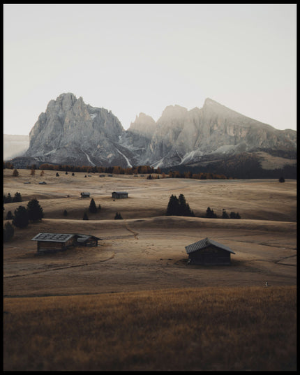 Ein Leinwandbild von einer Alm in den Dolomiten bei Sonnenaufgang.