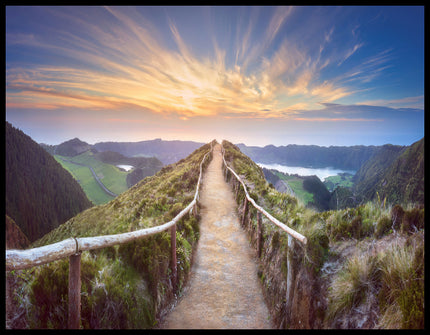 Ein Leinwandbild von einem atemberaubenden Wanderweg auf den Azoren bei Sonnenuntergang.