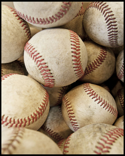 Ein Leinwandbild von mehreren alten Baseballbällen mit abgenutzten Nähten.