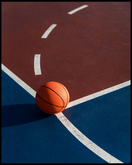 Ein Leinwandbild von einem Basketball auf einem Basketballplatz roten und blauen Feldern.