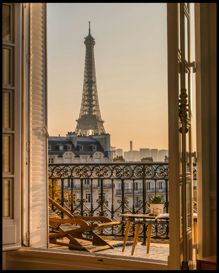 Ein Leinwandbild von einem Balkon in Paris mit Blick auf den Eiffelturm bei Sonnenuntergang.