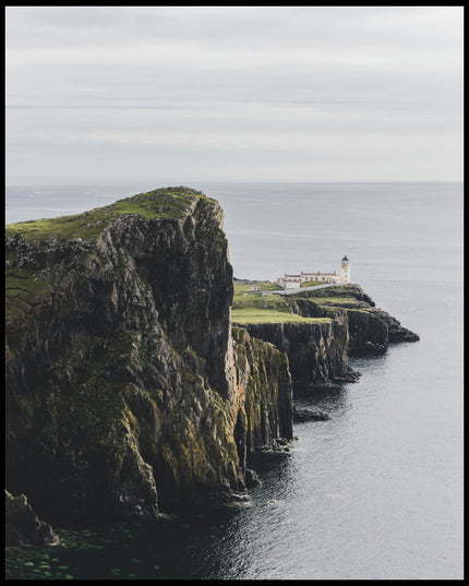 Ein Leinwandbild von einer kargen Klippe in Schottland mit einem Leuchtturm.