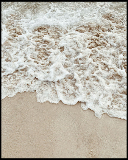 Leinwandbild von schaumigen Wellen am Strand.