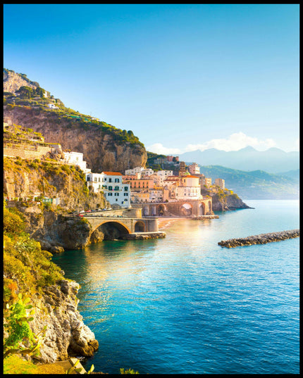 Ein Poster von einer Küstenstadt an der Amalfiküste in Italien, mit Häusern, die an steilen Klippen über dem türkisblauen Meer thronen.