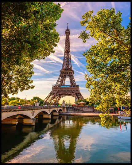 Ein Poster vom Eiffelturm der sich im Wasser spiegelt.