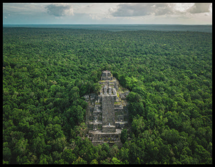 Ein Poster von einem antiken Maya-Tempel, der aus dichtem, grünem Dschungel herausragt.