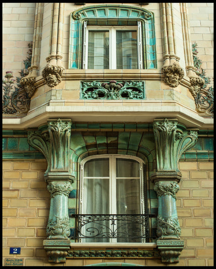 Ein Poster von einer grünlich, beigen Häuserfassade aus Stein mit Balkon und Verzierungen.