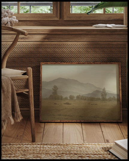 Ein gerahmter Kunstdruck von einer Wiese im mondbeschienenen Riesengebirge, vor einem Fenster an die Wand angelehnt