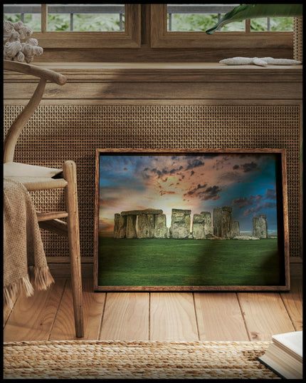 Ein gerahmtes Poster von einer seitlichen Fotografie der Felsen von Stonehenge, vor einem Fenster an die Wand angelehnt